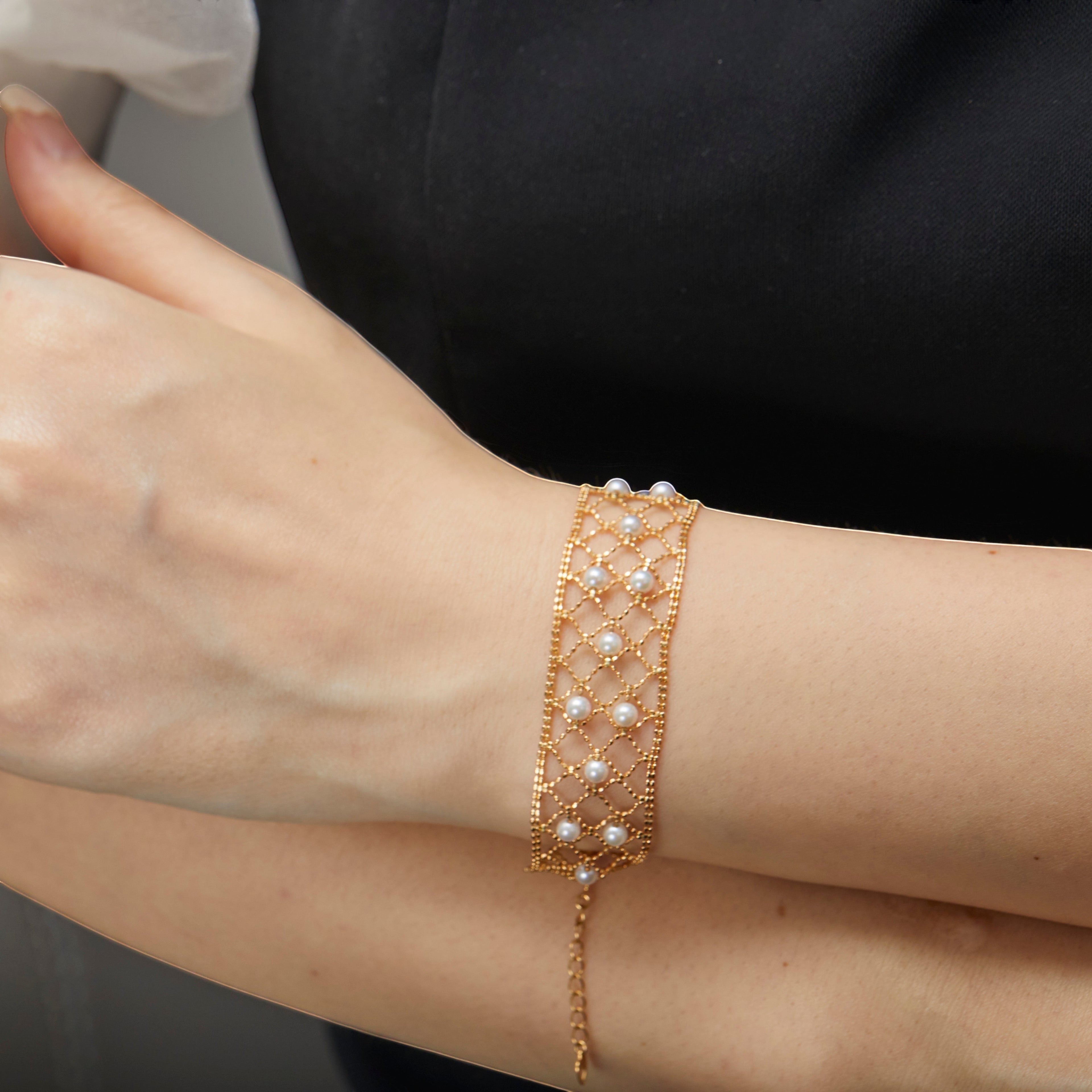 BoxUnboxed 18k yellow gold lace lattice bracelet with Akoya pearls. Adjustable 17cm+3cm chain.