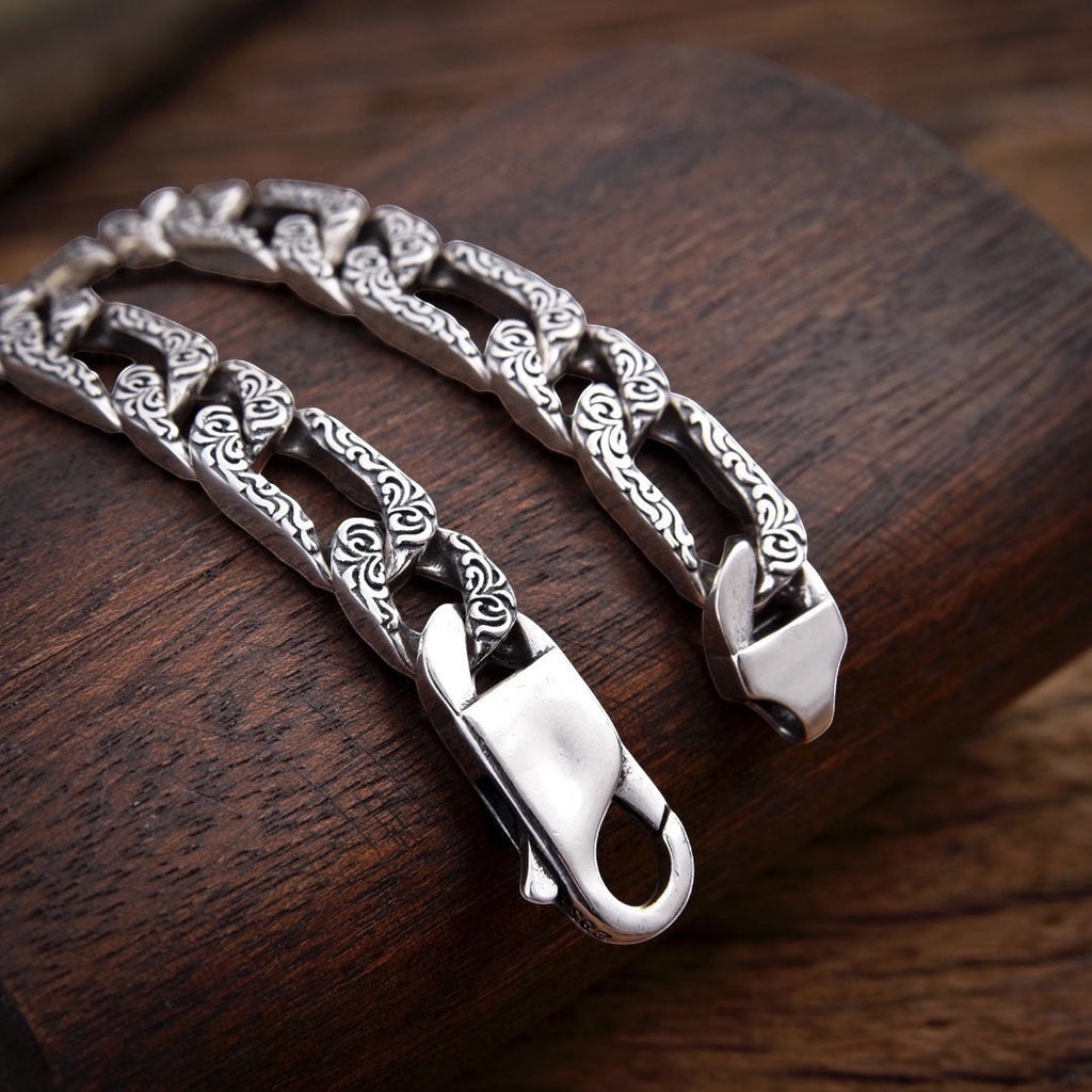BoxUnboxed Sovereign Imperial Rattan Figaro Chain in solid 925 silver with intricate engraving and oxidized details.